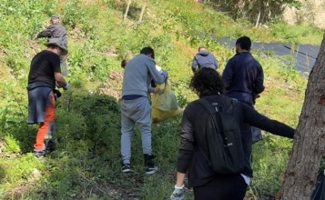 Persones voluntàries participant en la neteja del riu