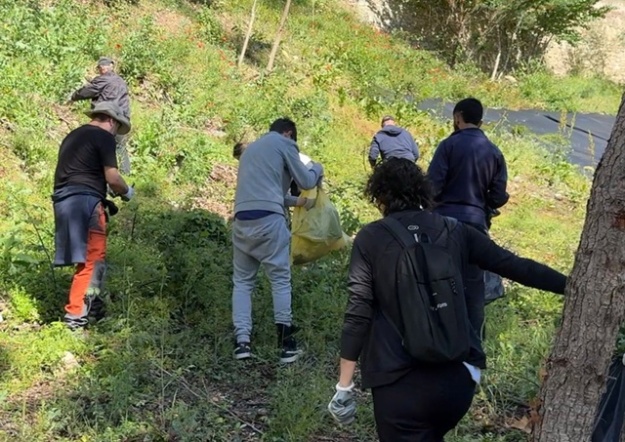 Persones voluntàries participant en la neteja del riu