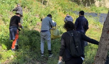 Personas voluntarias participando en la limpieza del río